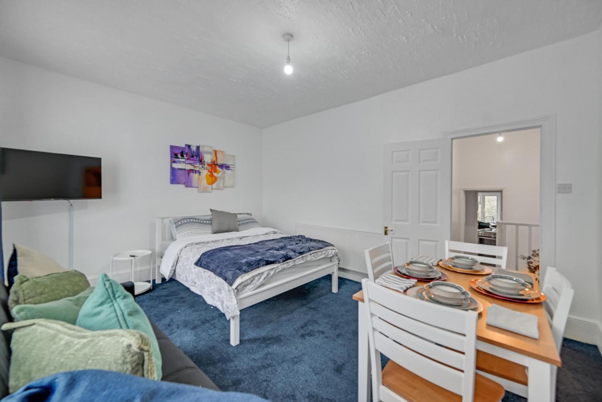 Cosy & Comfy Tottenham Sleeps 4 *